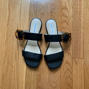 Saks flat sandals
